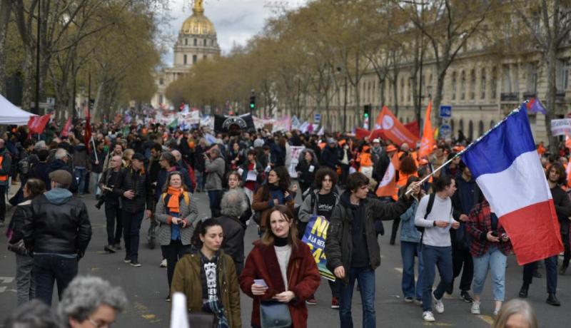 بعد فشل المفاوضات بين الحكومة والنقابات.. التصعيد في شوارع فرنسا