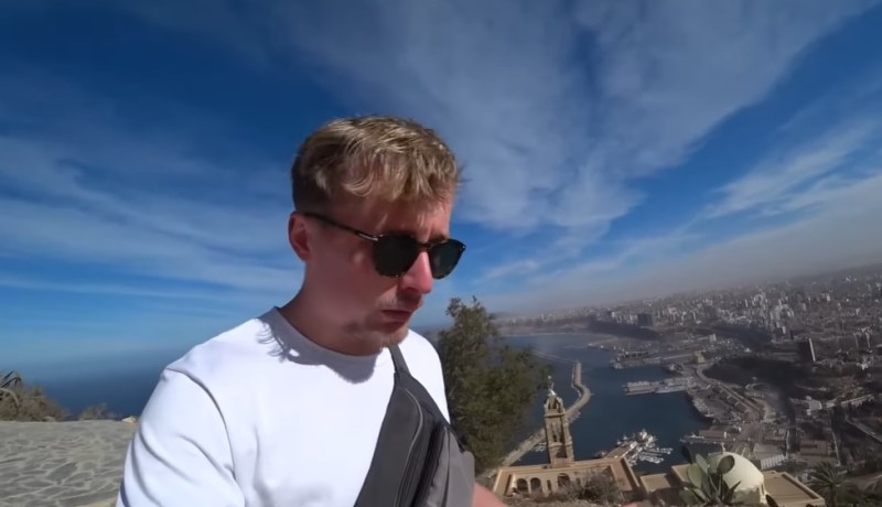 بالفيديو.. صدق التجار الجزائريين يصدم سائحا فرنسيا