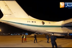 وصول طائرة تقل أفراد الجالية الجزائرية المقيمين بالسودان إلى مطار هواري بومدين