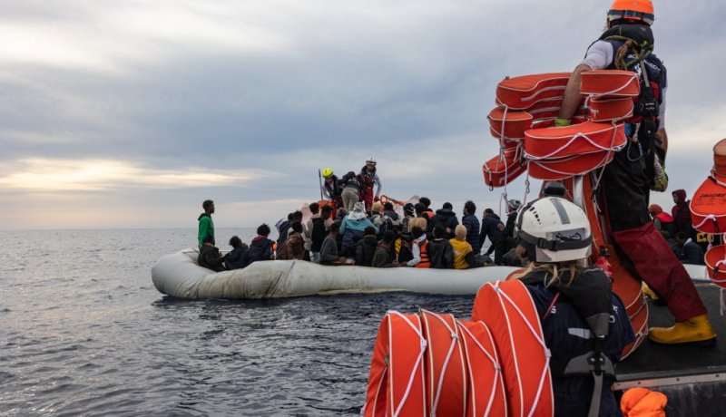 بينهم تسع نساء و40 قاصرًا.. إنقاذ 92 حراڤا قبالة السواحل الليبية