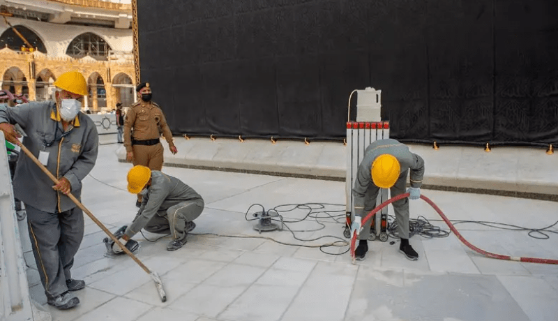 رغم حرارة الصيف.. هذا سر البرودة في أرضيات الحرم المكي