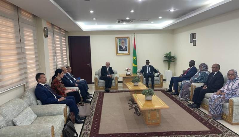 وزير الخارجية يُستقبل من قبل الوزير الأول الموريتاني