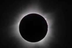 أشبه بالخيال.. شاهد كسوف كلي نادر للشمس اليوم