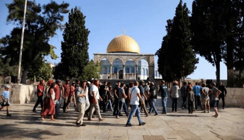 مُستوطنون يقتحمون المسجد الأقصى