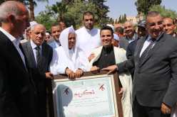 بعد عودته إلى أرض الوطن.. تكريم المقرئ الجزائري عبد العزيز سحيم ومنح عمرة لوالديه