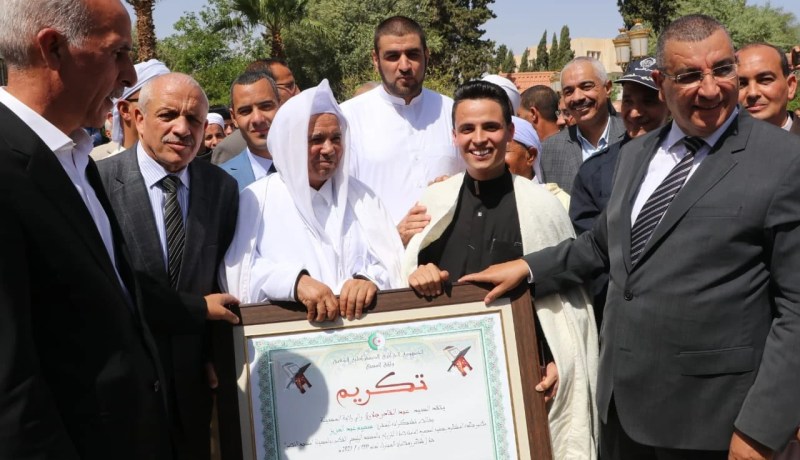 بعد عودته إلى أرض الوطن.. تكريم المقرئ الجزائري عبد العزيز سحيم ومنح عمرة لوالديه