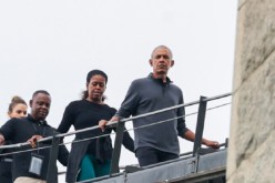 أوباما يتجاهل إجراءات السلامة خلال تسلقه جسرا في سيدني