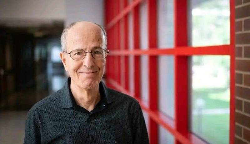 العالم الجزائري الفائز بالجائزة العالمية “جون فون نيومان” يلقي محاضرة بالمدرسة العليا للرياضيات