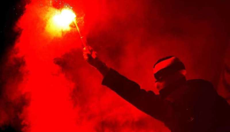 تقديم شخصين أمام العدالة قاما بإدخال وإشعال الشماريخ في ملعب مونديلا