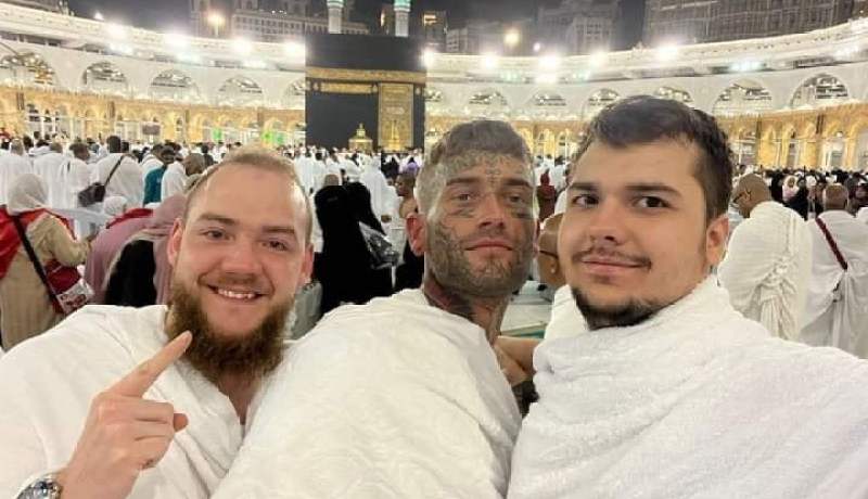 صانع محتوى بريطاني شهير يعتنق الإسلام.. تعرف على قصته