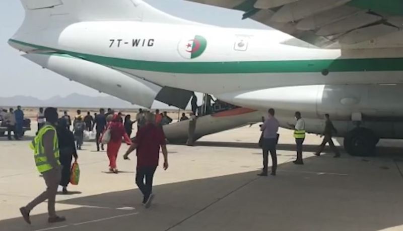 بالفيديو.. طائرة تابعة للقوات الجوية تجلي الرعايا الجزائريين من السودان