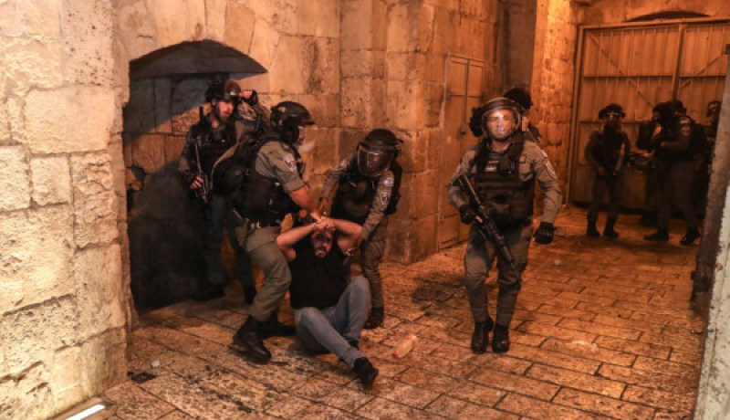 مركز فلسطين: الاعتقالات المكثفة للمعتكفين في الأقصى تهدف لتحقيق الردع والتخويف