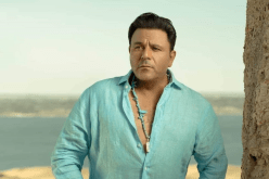 أصبح شابا.. محمد فؤاد يثير ضجة بتغير كبير في ملامحه