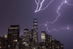 شاهد.. صاعقة قوية تضرب أعلى برج في نيويورك