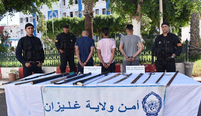 أمن غليزان يوقف عصابة احياء ويحجز أسلحة بيضاء