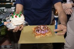 شاهد.. إماراتي يحتفل بعيد ميلاده في الفضاء