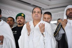 شاهد.. السيسي يبكي في السعودية أمام قبر الرسول