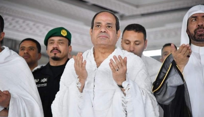 شاهد.. السيسي يبكي في السعودية أمام قبر الرسول