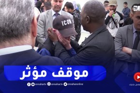 شاب يجهش بالبكاء ويحتضنه رئيس المجلس الأعلى للشباب خلال حوار مع مجموعة من الشباب