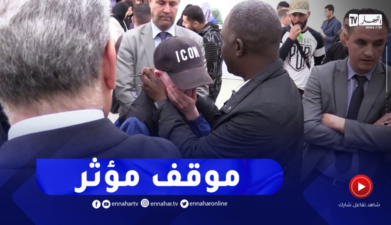 شاب يجهش بالبكاء ويحتضنه رئيس المجلس الأعلى للشباب خلال حوار مع مجموعة من الشباب