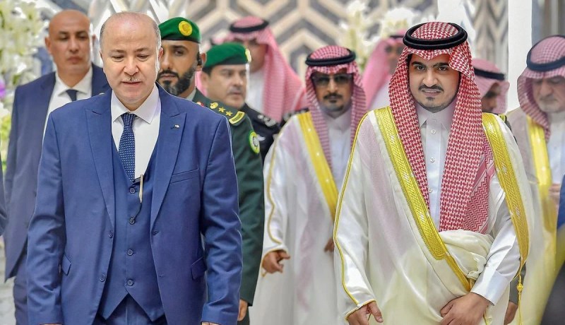 الوزير الأول يصل إلى السعودية للمشاركة في القمة العربية