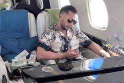 طائرة خاصة ودولارات.. محمد رمضان يثير الجدل مُجددا