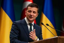 الرئيس الأوكراني يصل إلى جدة لحضور القمة العربية