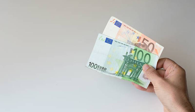 هذا سعر 150 أورو في السكوار