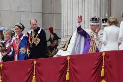 الأمير هاري يحضر وحيدا لحفل تتويج والده ويغيب عن الصورة العائلية