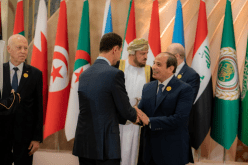 مصافحة وحديث جانبي بين الأسد والسيسي وأمير قطر