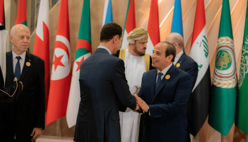 مصافحة وحديث جانبي بين الأسد والسيسي وأمير قطر