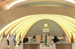 الوزير الأول يُسلم رئاسة الدورة الـ32 للقمة العربية إلى السعودية