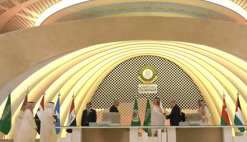 الوزير الأول يُسلم رئاسة الدورة الـ32 للقمة العربية إلى السعودية