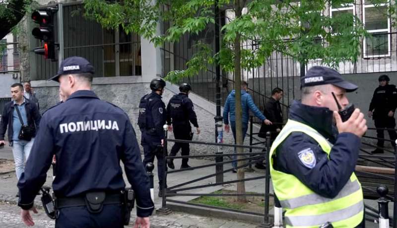 مراهق ينهي حياة 8 أطفال في إطلاق نار بصربيا