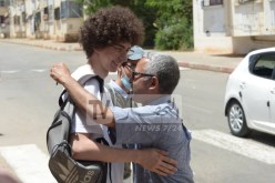 ينتظرون أكثر من 4 ساعات.. أولياء تلاميذ يصنعون الحدث أمام مراكز إجراء البكالوريا