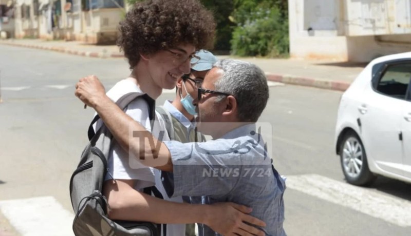 ينتظرون أكثر من 4 ساعات.. أولياء تلاميذ يصنعون الحدث أمام مراكز إجراء البكالوريا