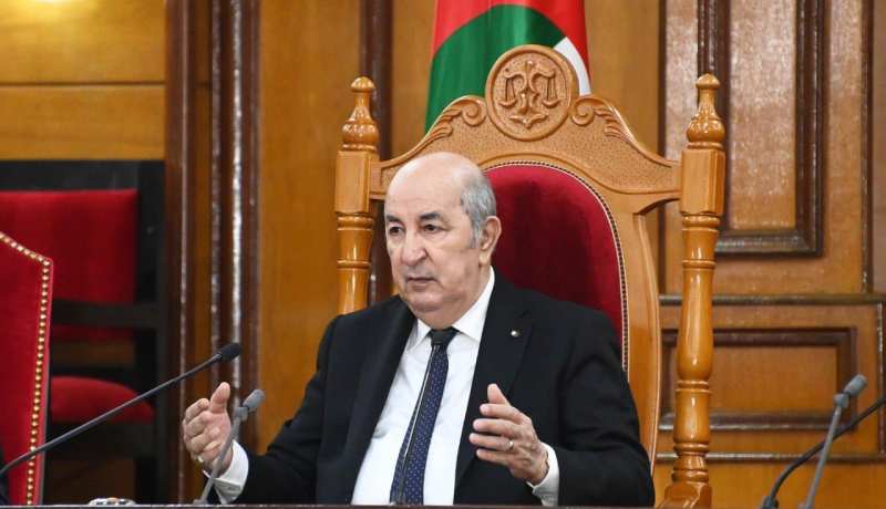 رئيس الجمهورية يتلقى هدية مُميزة من جمهور الفنانين
