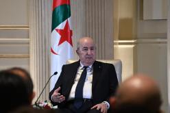 رئيس الجمهورية يضع إكليلا من الزهور على نصب الجندي المجهول بموسكو