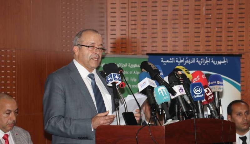 وزير الإتصال: إعداد مدونة تنظم العلاقة بين الصحفيين وخلايا الإتصال بالمؤسسات