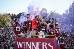 بالفيديو.. استقبال تاريخي للبطل بن رحمة ورفاقه في لندن 