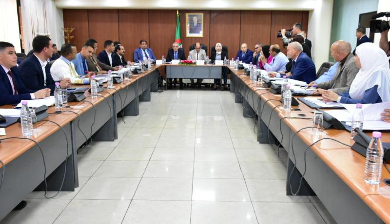 وزير العدل يعرض مشروع قانونين