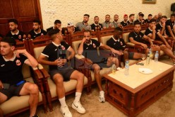 بالصور.. والي الشلف يستقبل لاعبي “لايصو” بعد الفوز بكأس الجمهورية