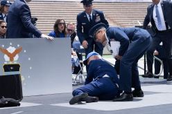 شاهد سقوط جو بايدن خلال حفل تخرج دفعة جديدة من سلاح الجو الأمريكي