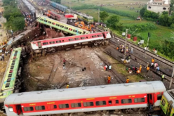 حادث تصادم قطارين بالهند.. وزير سكك الحديد يكشف سبب الكارثة