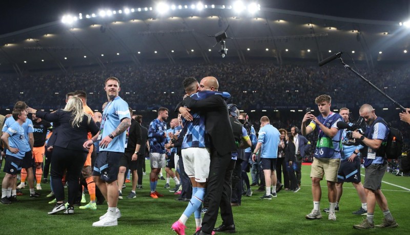 بالفيديو.. هكذا هنأ غوارديولا محرز عقب تتويجهم برابطة الأبطال