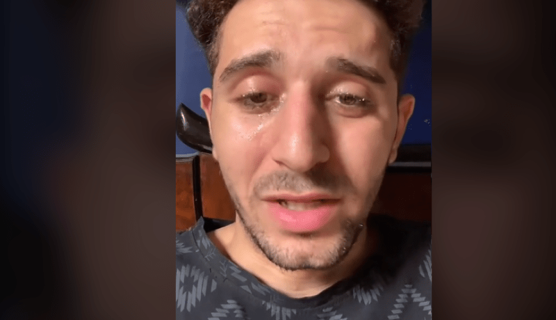 جنون السوشل ميديا.. مُؤثر يُوثق لحظة إحتضار والده!