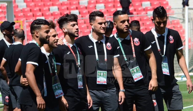 بالصور.. لاعبو شباب بلوزداد وجمعية الشلف يتفقدون أرضية ملعب ميلود هدفي