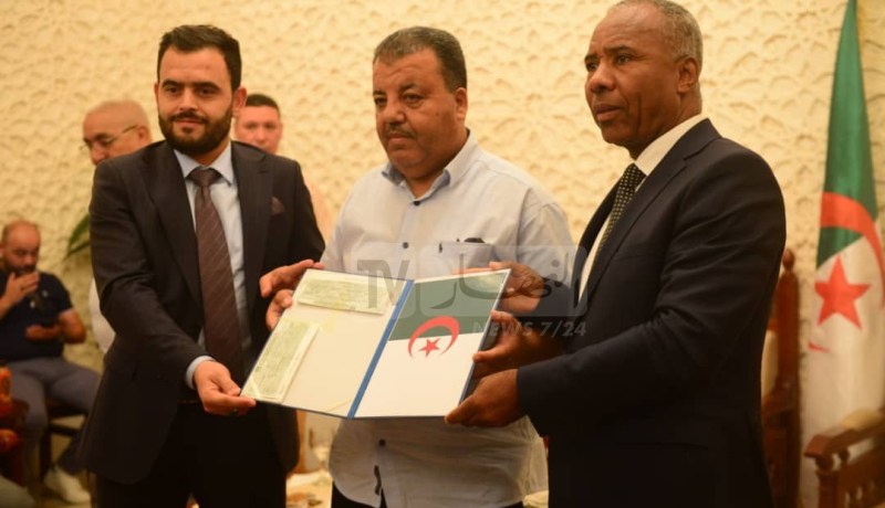 والي الشلف يكرم رئيس الفريق بعد الفوز بكأس الجمهورية