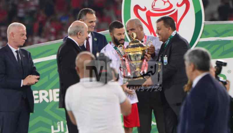 بالصور.. الرئيس تبون يسلّم كأس الجمهورية للاعبي أولمبي الشلف