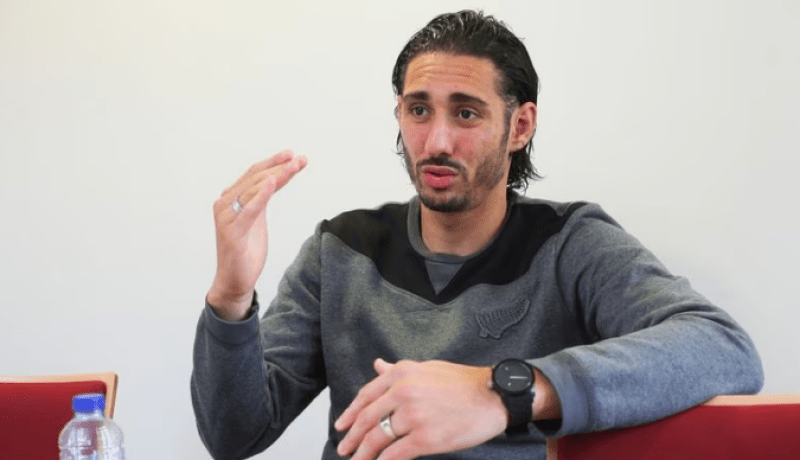 بلفوضيل يطمئن محبيه ويرد على الصحافة الفرنسية
